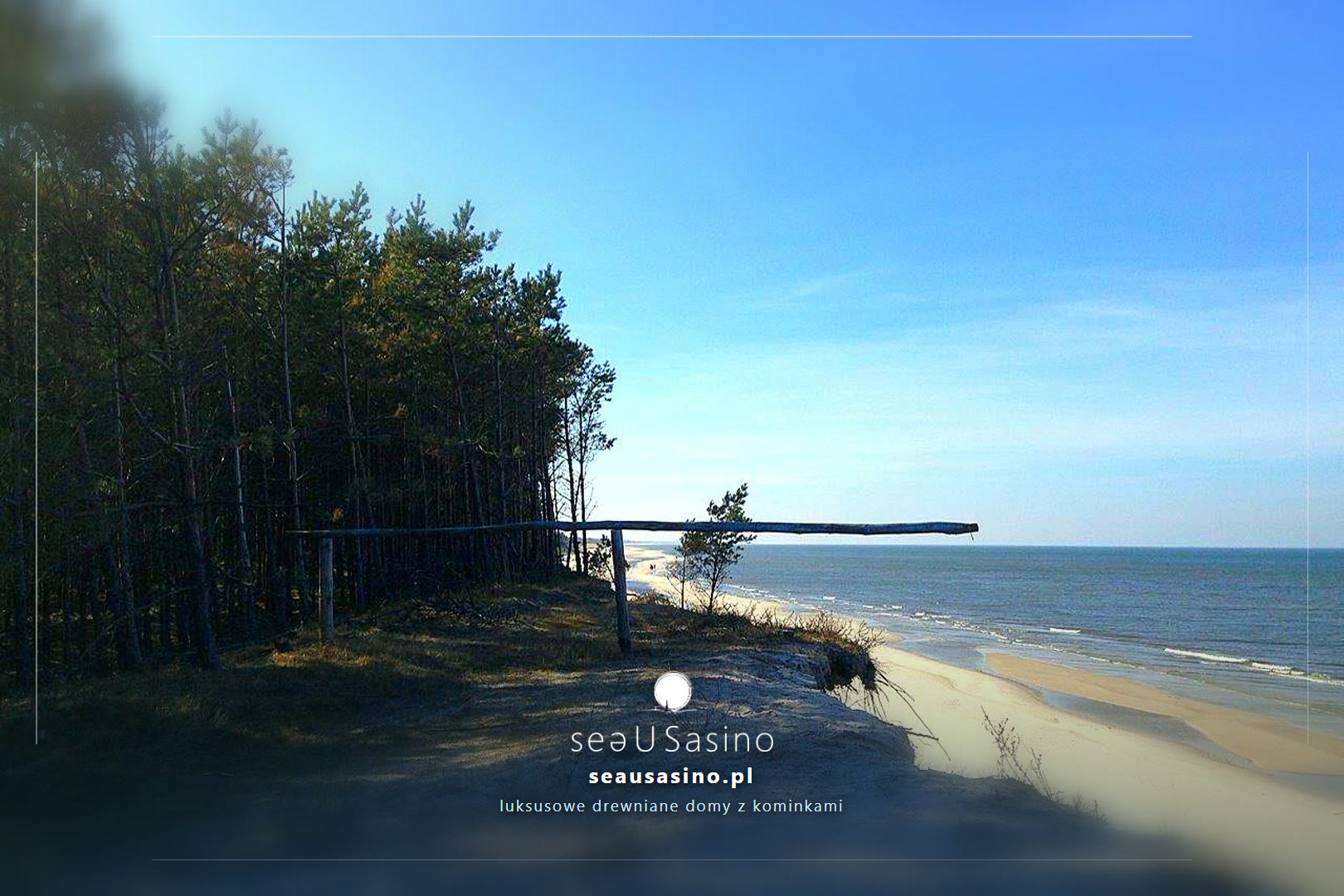 Widok na plażę i morze zza drzew i płotu — Sasino, SeaUSasino