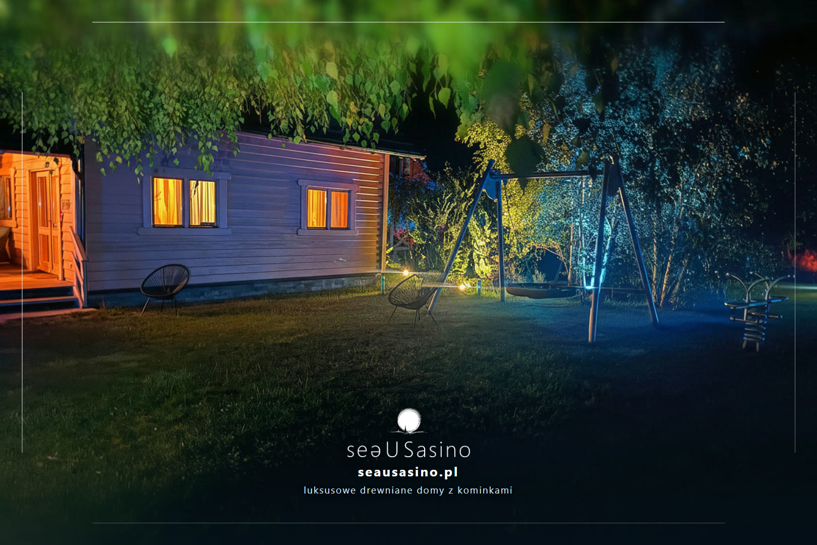 Domek noca, oswietlone okna, hustawka w ogrodzie — Sasino, SeaUSasino