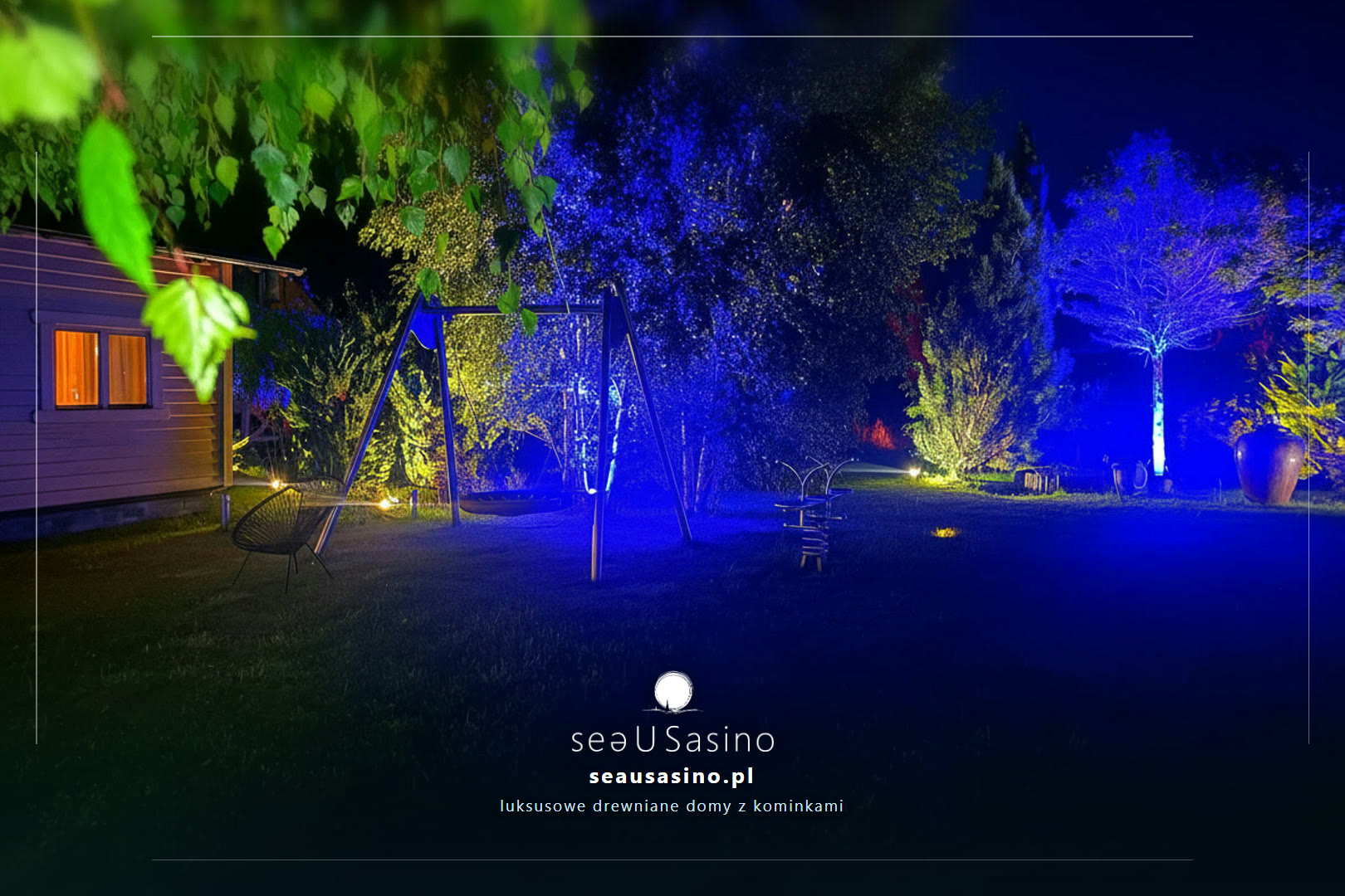 Ogród nocą z huśtawką w niebieskim podświetleniu — Sasino, SeaUSasino