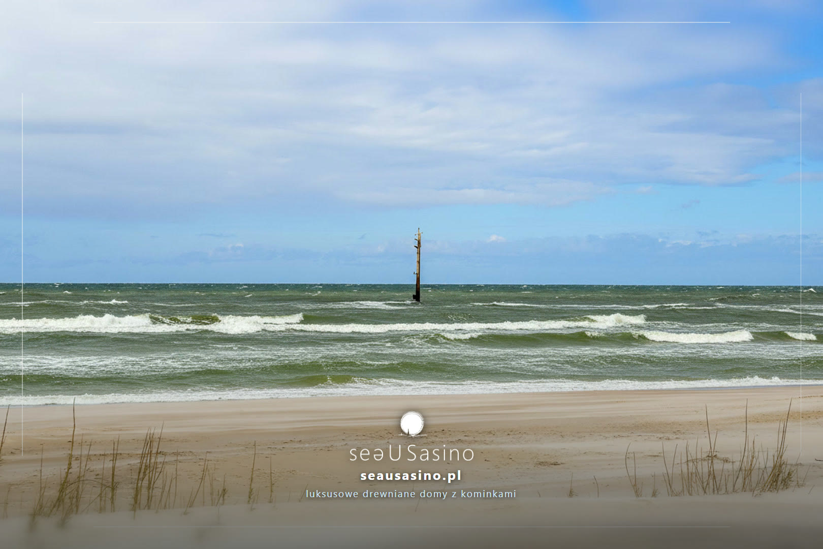 Drewniany slup w morzu przy wzburzonych falach — Sasino, SeaUSasino