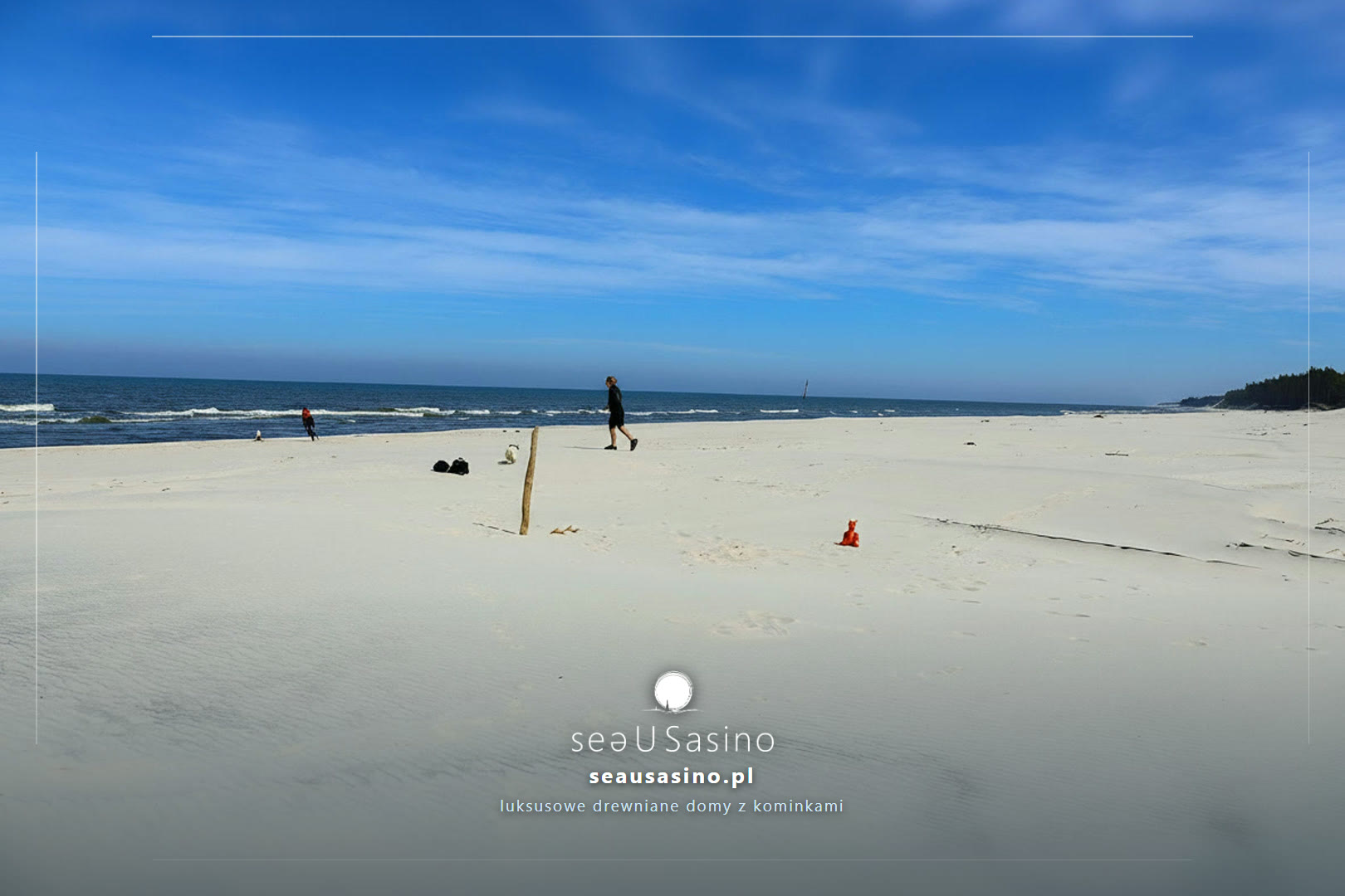 Osoba idąca brzegiem plaży — Sasino, SeaUSasino