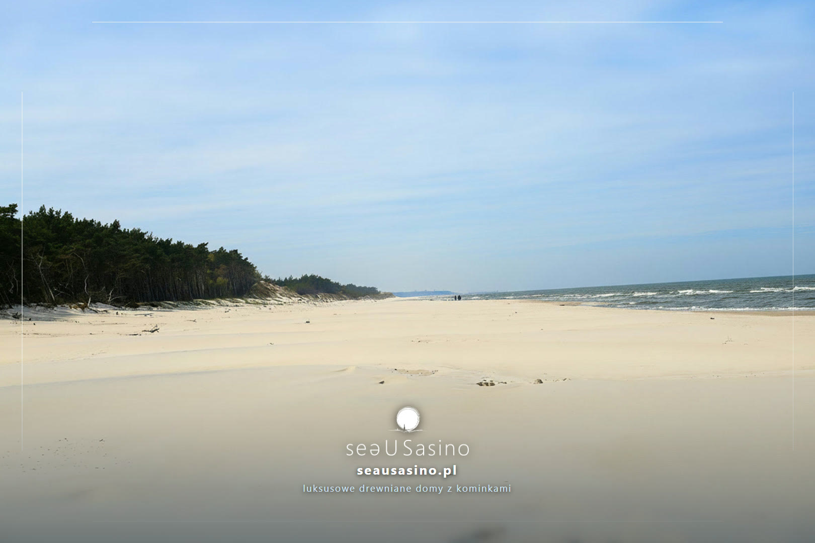 Plaża z dwiema osobami w oddali — Sasino, SeaUSasino